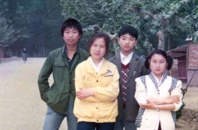 刘强东年轻时的照片，和现在奶茶妹妹相比，网友感叹：真让人心酸