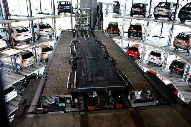 特斯拉的智能泊车在国内为啥鸡肋，因为中美停车场的这些不同