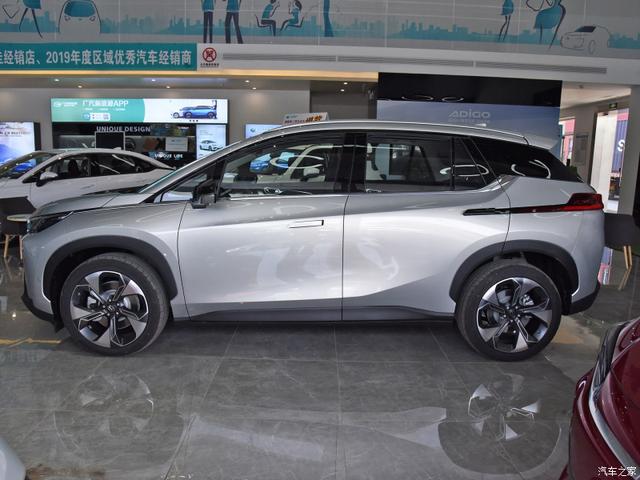 特斯拉的智能泊车在国内为啥鸡肋，因为中美停车场的这些不同