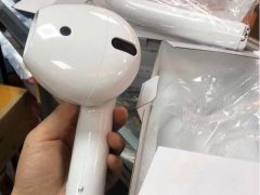 迪拜女子在亚马逊网购AirPods仿制品，收到的设备比她的脑袋还大