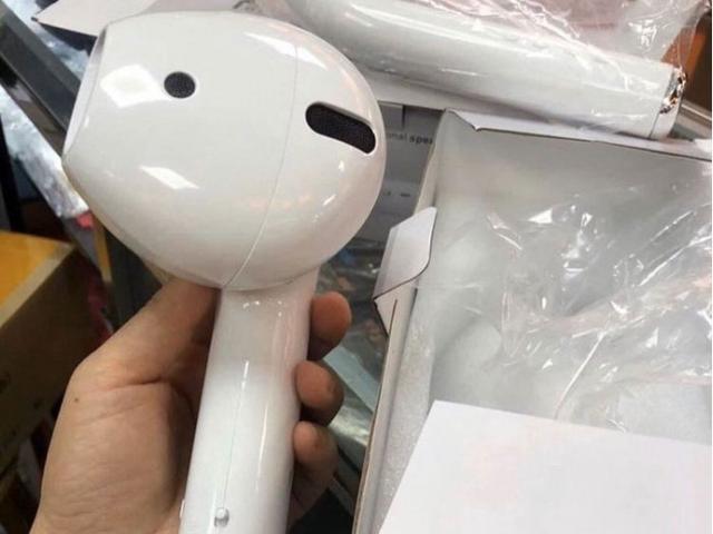 迪拜女子在亚马逊网购AirPods仿制品，收到的设备比她的脑袋还大