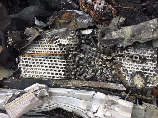 拆开特斯拉电池，维修工都看懵了，7000多节“5号电池”映入眼帘