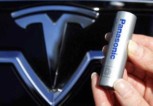 拆开特斯拉电池，维修工都看懵了，7000多节“5号电池”映入眼帘