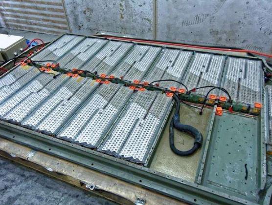 拆开特斯拉电池，维修工都看懵了，7000多节“5号电池”映入眼帘