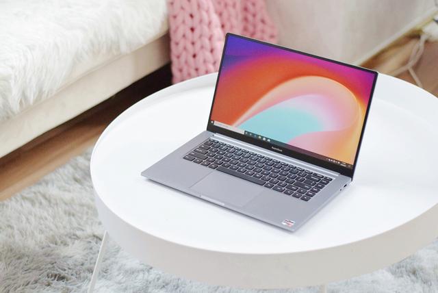 轻薄小巧，小米推出首款大屏笔记本，米粉：屏幕真大