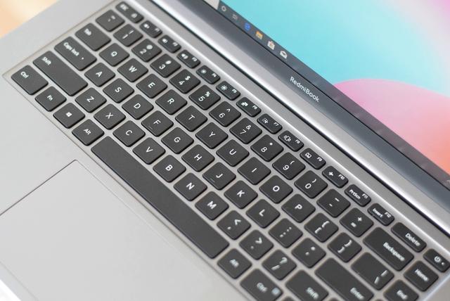 轻薄小巧，小米推出首款大屏笔记本，米粉：屏幕真大