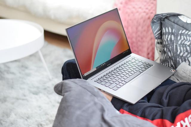 轻薄小巧，小米推出首款大屏笔记本，米粉：屏幕真大