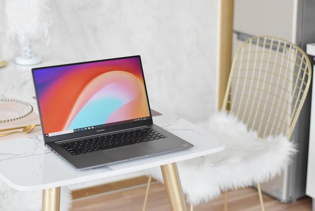 轻薄小巧，小米推出首款大屏笔记本，米粉：屏幕真大