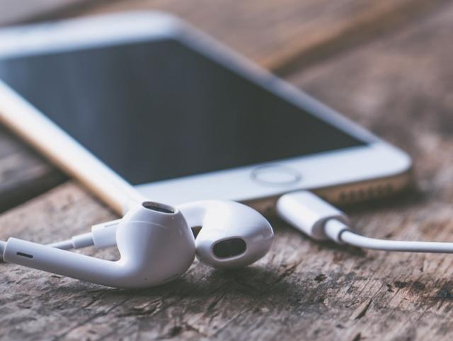 手机耳机孔除了插耳机，这3个用法也很实用，还能查询银行卡余额