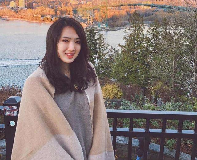 华为任正非的小女儿，22岁才貌双全气质佳，网友：不出道太可惜了