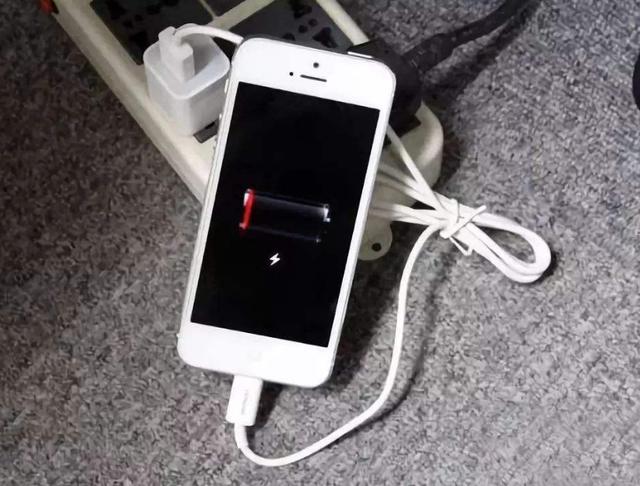 别不当回事！这4种充电方式，让手机充电越来越慢、耗电越来越快