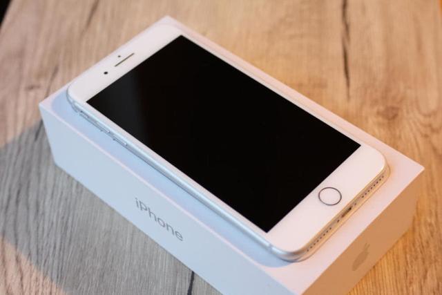 iPhone 8 Plus沦为中端机，一代神机“落幕”，还值得买吗？