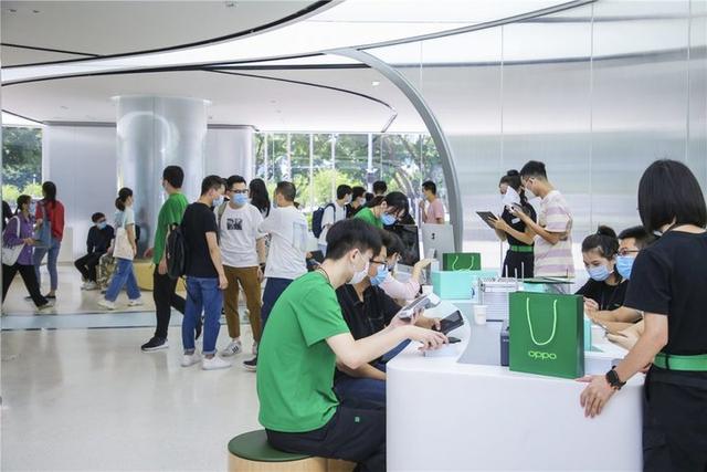 OPPO 的第四家超级旗舰店开业了，刚好遇上了 Reno4 的首销