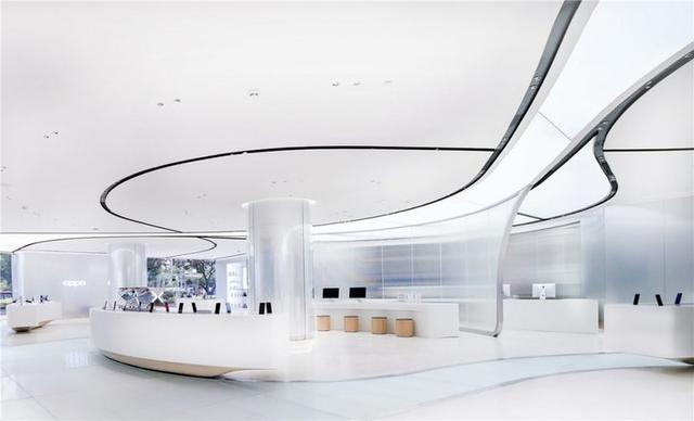 OPPO 的第四家超级旗舰店开业了，刚好遇上了 Reno4 的首销