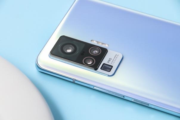 vivo X50 Pro与专业摄像机的对决：微云台加持，稳的毫无压力