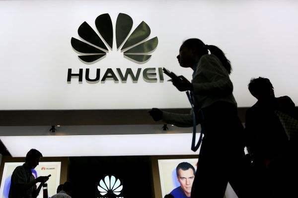 iphone十年一剑重定义，华为遭变相“封喉”，鸿蒙系统现世
