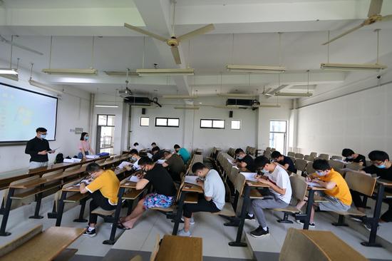 华为一刀哈工大一刀，两刀砍得天下白