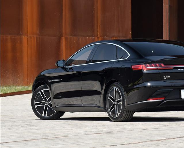 王传福豁出去了，新车比奥迪A7酷炫，零百3.9S+四驱，配真皮沙发