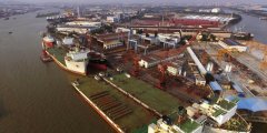 中国造船领域再破新高，载重达十万吨级别，轻松载走海上石油平台