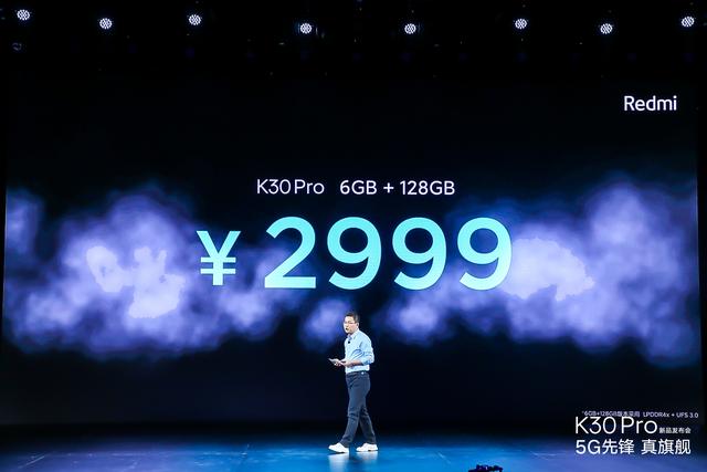 卢伟冰爆发了，长焦微距+4700mAh+5G仅2999，网友表示太香了！
