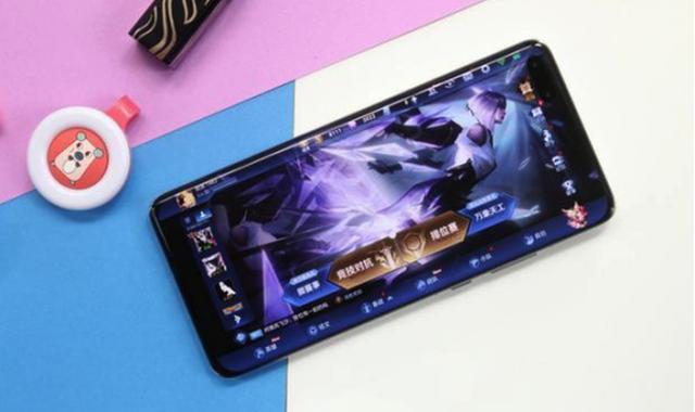 三伏天除了冰镇西瓜 这部手机也是追剧党必备神器