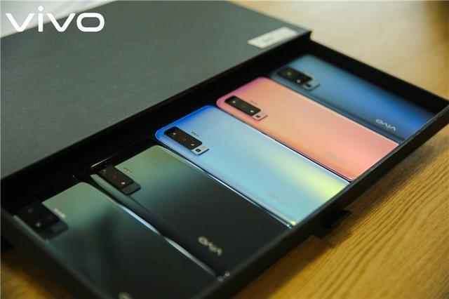 生平第一次见，vivo X50系列发布会邀请函居然是个微云台