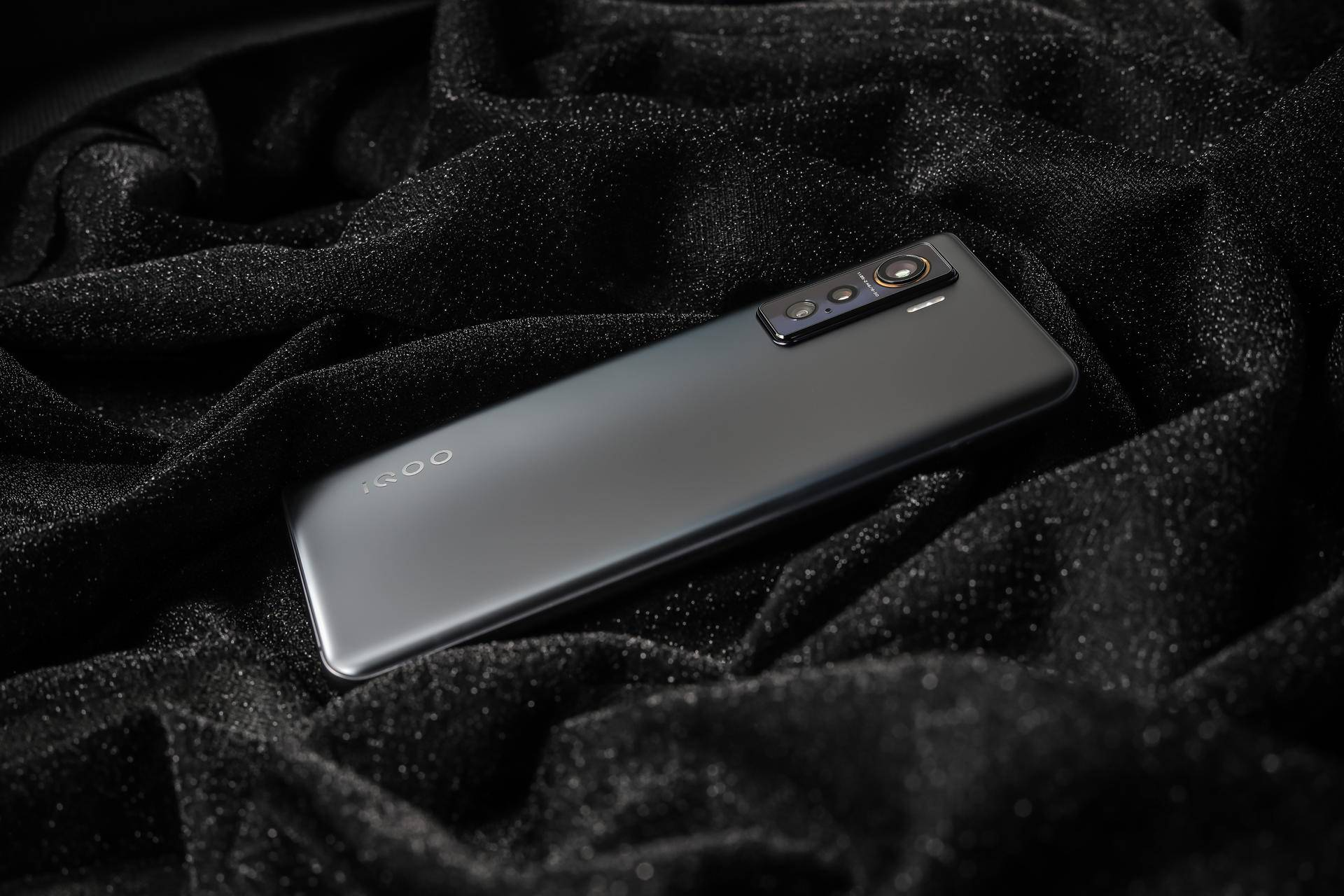 为何iQOO 5评价如此之高？四个方面，告诉你什么叫无短板