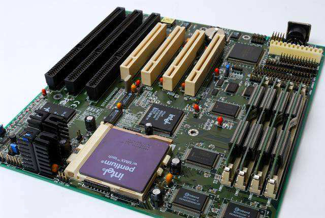 电脑主板有哪些选购技巧？安装电脑主板又需要注意什么