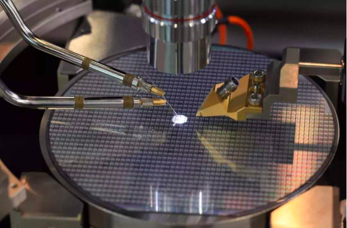 面对美国的芯片攻势，中国押注碳基芯片，能绕开EUV光刻机吗