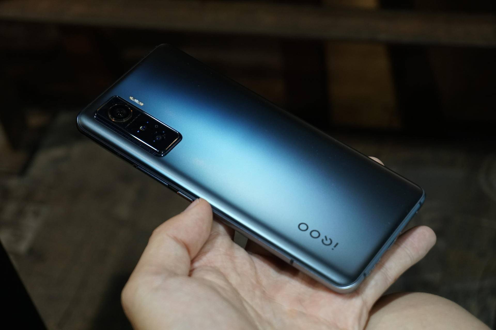 优秀的水桶机需要具备什么素质？iQOO 5或许能给你答案