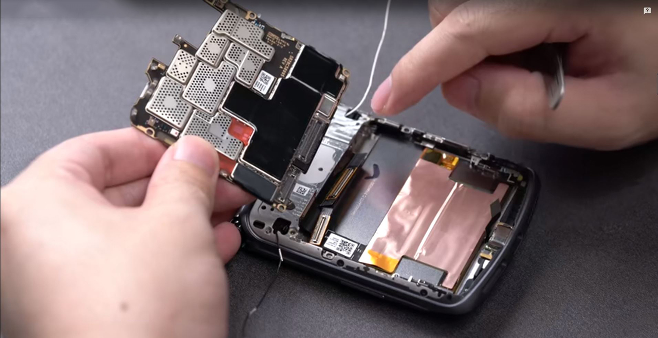 高端拼细节，摩托罗拉教科书级示范，Razr 5G拆解见证高端