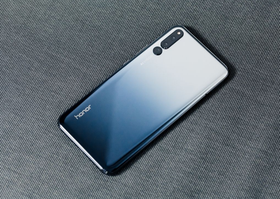 荣耀手机克隆这个功能非常方便，售后也很不错