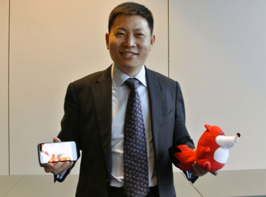 华为“中央打孔屏”手机诞生，搭载纯国产芯片，但国内却无法买到