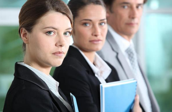 小伙拒绝加班还怼领导？90后不讨好领导有错吗？