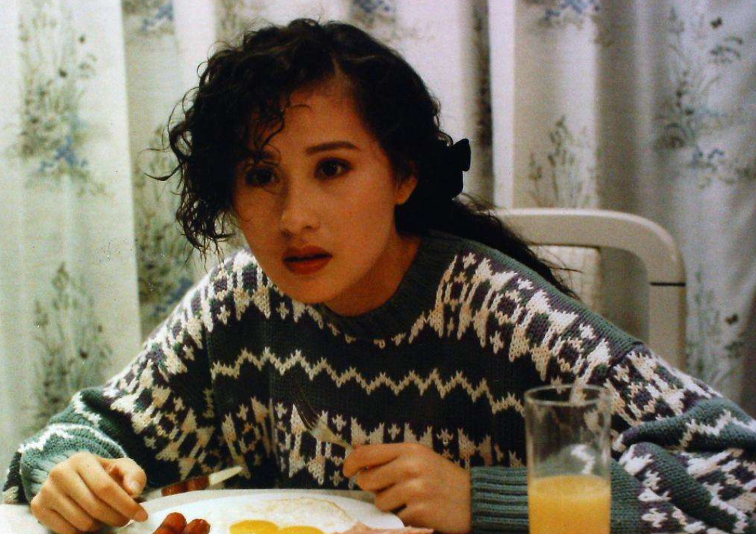 她是张卫健前女友，分手后嫁渣男离婚，今54岁仍是一个人