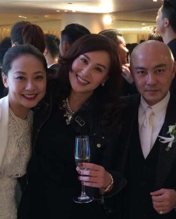 她是张卫健前女友，分手后嫁渣男离婚，今54岁仍是一个人