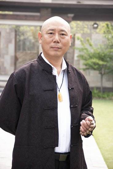 他是京城第一玩主，家住故宫边上，91年身价过亿，拍戏只是玩玩