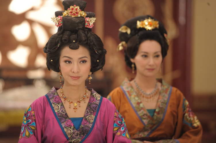 母亲是TVB李莫愁，大姨是米雪，与经典反派父亲长“一模一样”