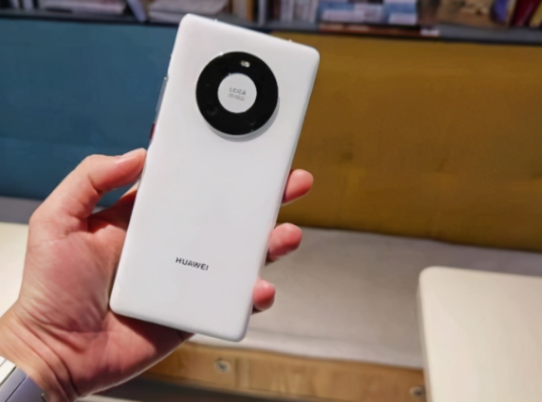 与苹果iPhone12相比，华为Mate40的优缺点是什么？