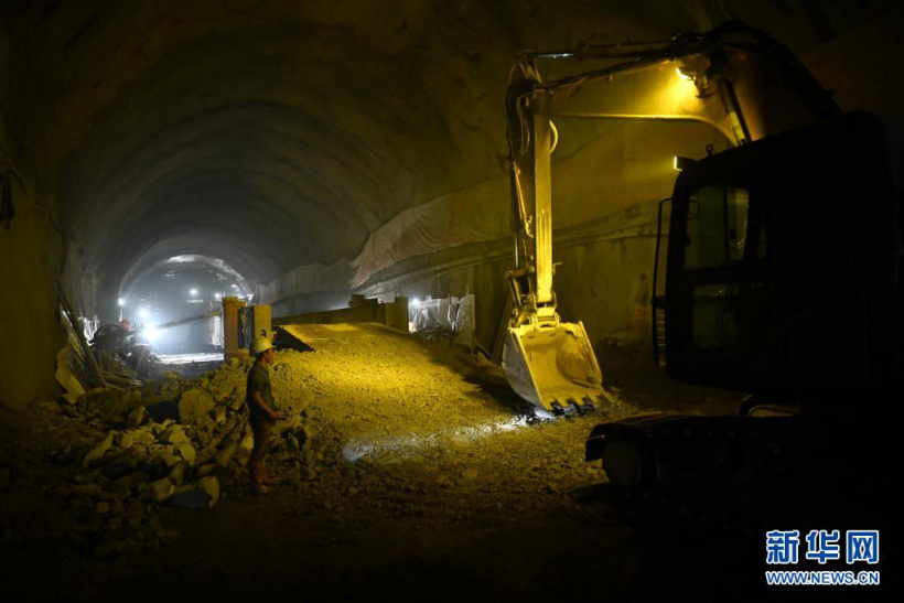 历时 27 个月,中国首条设计时速 350 公里跨海高铁正线隧道全部贯通