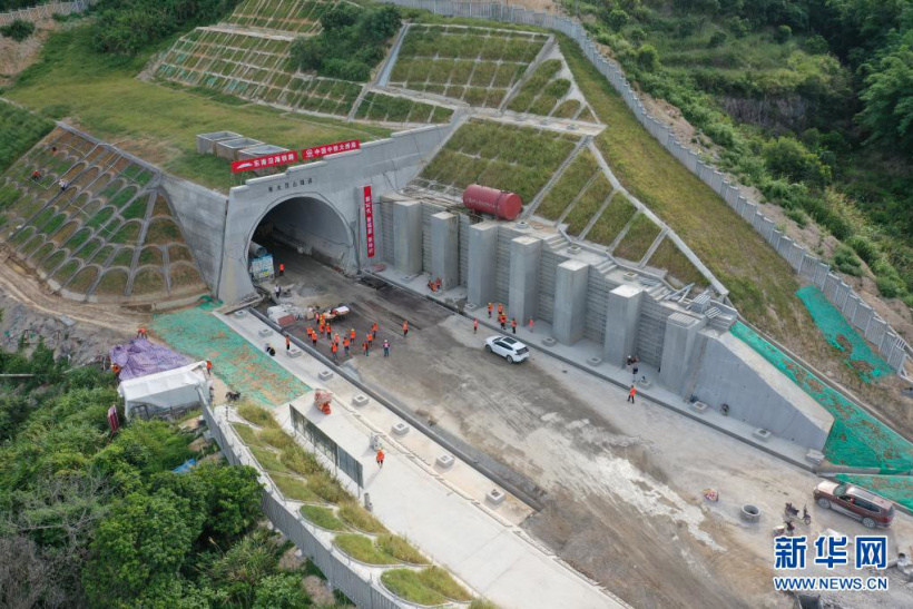 历时 27 个月,中国首条设计时速 350 公里跨海高铁正线隧道全部贯通