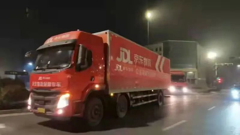 京东运送物资车辆