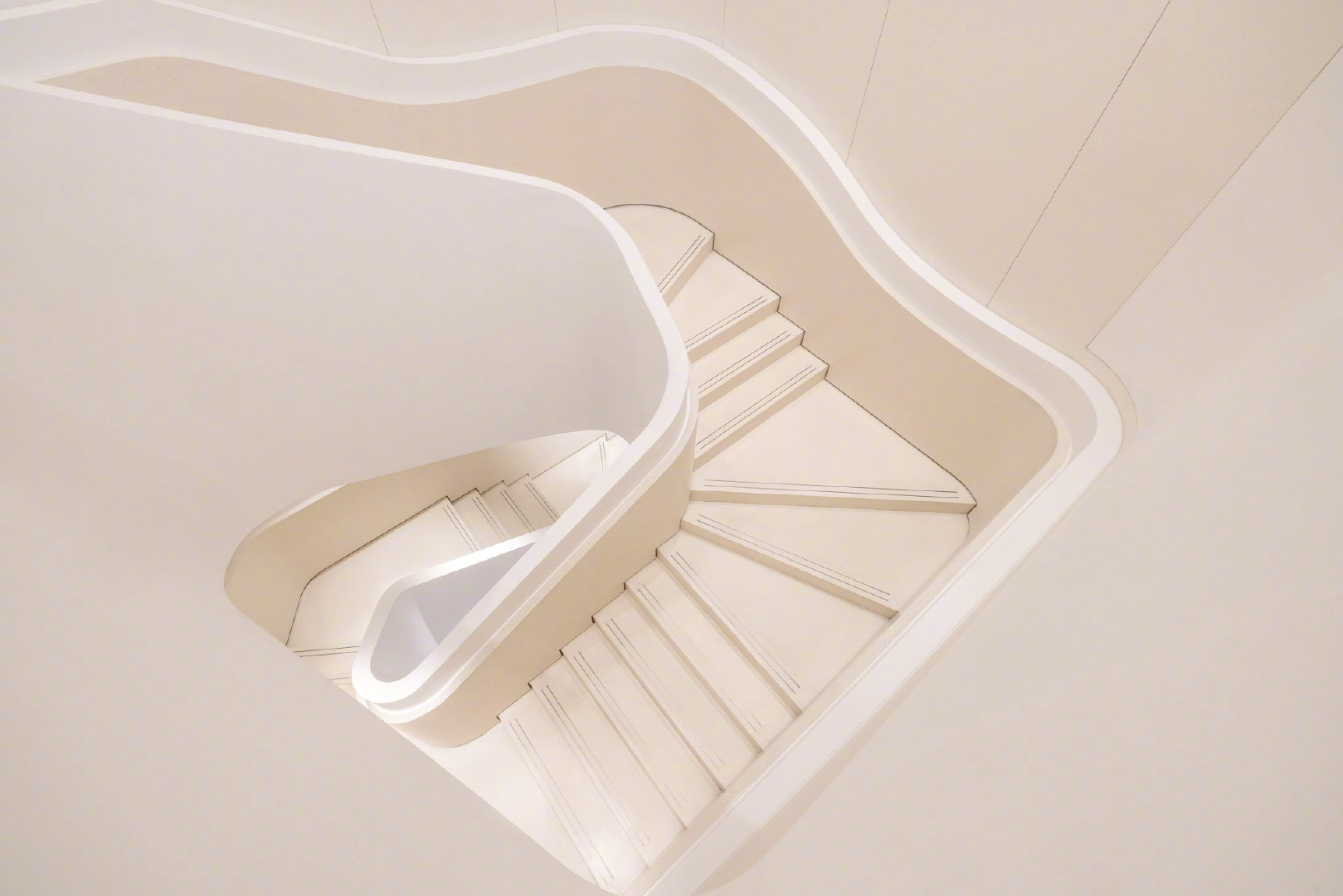 2021 年最后一天,山东首个华为旗舰店青岛万象城店明日正式开业:还有 AITO 汽车等展品