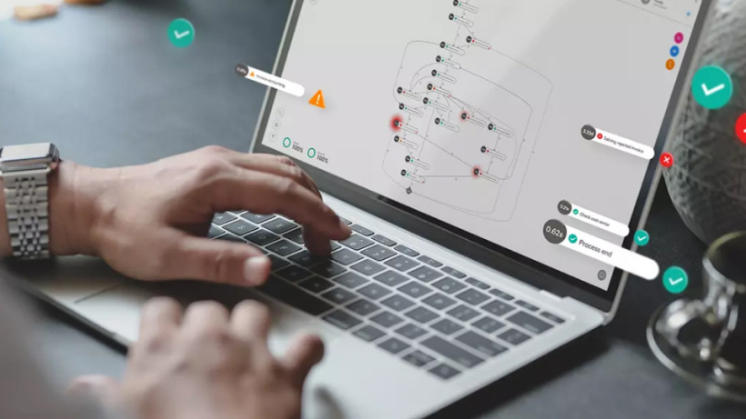 微软收购 Minit,助力数字化转型 Hands on laptop keyboard