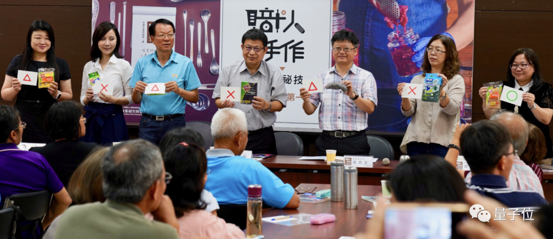 假博士手写毕业证,入职研究院瞒天过海 11 年,诈领公款工资上千万 最右为李“博士”