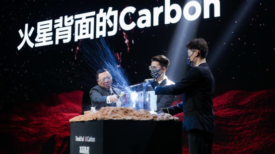 男人的照片上写着字