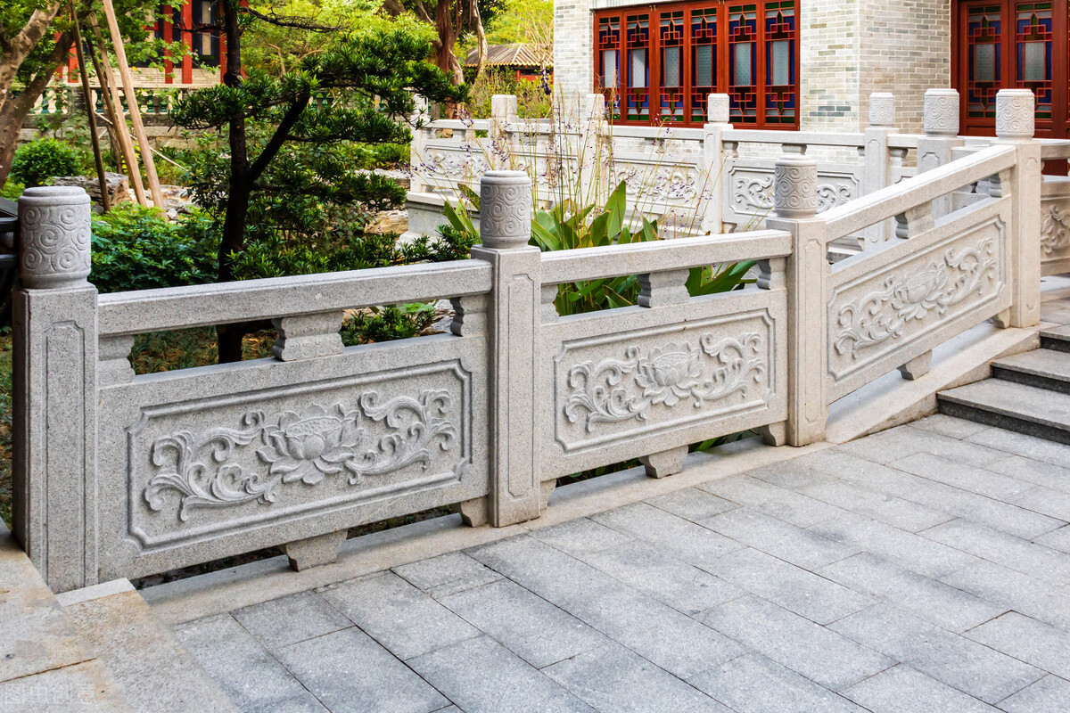 别墅区常用汉白玉石栏杆安装