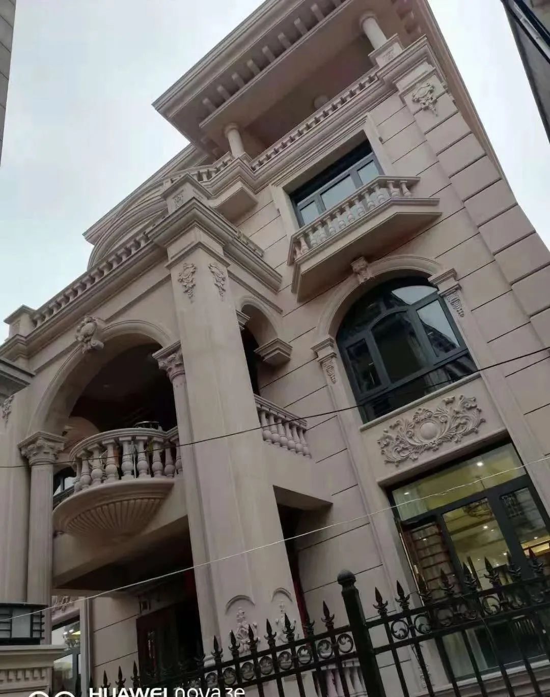 石材栏杆的优缺点，为什么现在石材栏杆看到的很少呢？