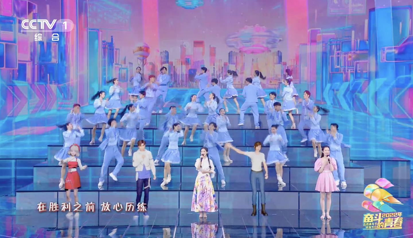 图片包含 院子, 播放, 女人, 播放器