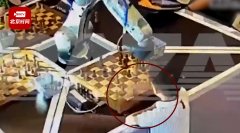 下棋机器人折断 7 岁男孩手指